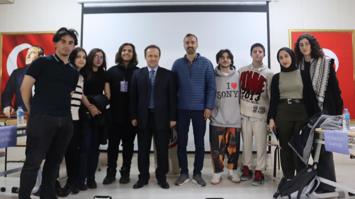 27-28 Nisan tarihlerinde okulumuzda düzenlenen İstanbul geneli 1. Fahreddin Kerim Gökay Anadolu Lisesi Münazara Turnuvası(fkgalopen'24) 32 takımın katılımıyla gerçekleşti.